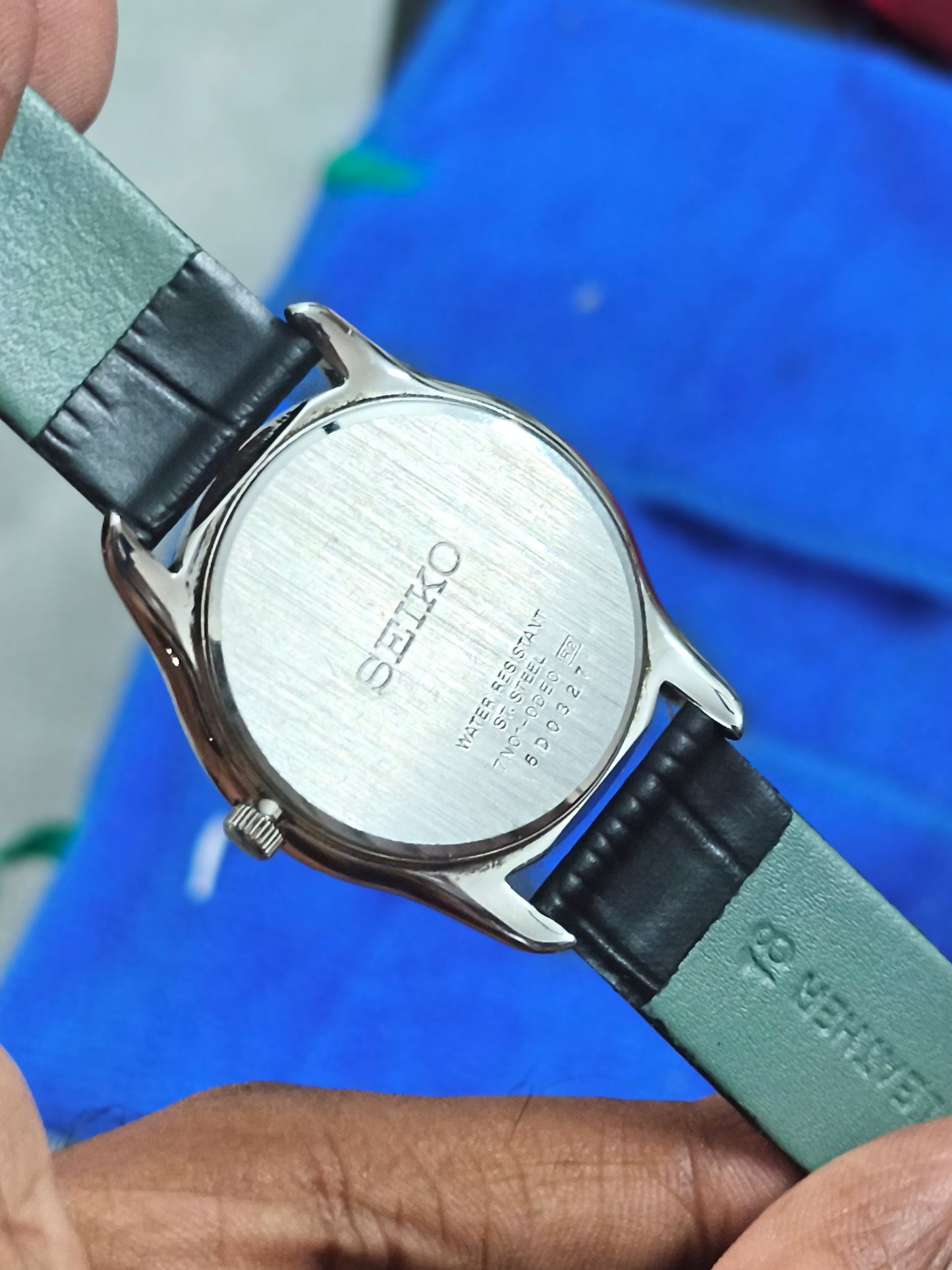 Seiko Vintage Ultra-thin Quartz Watch with a Black Dial