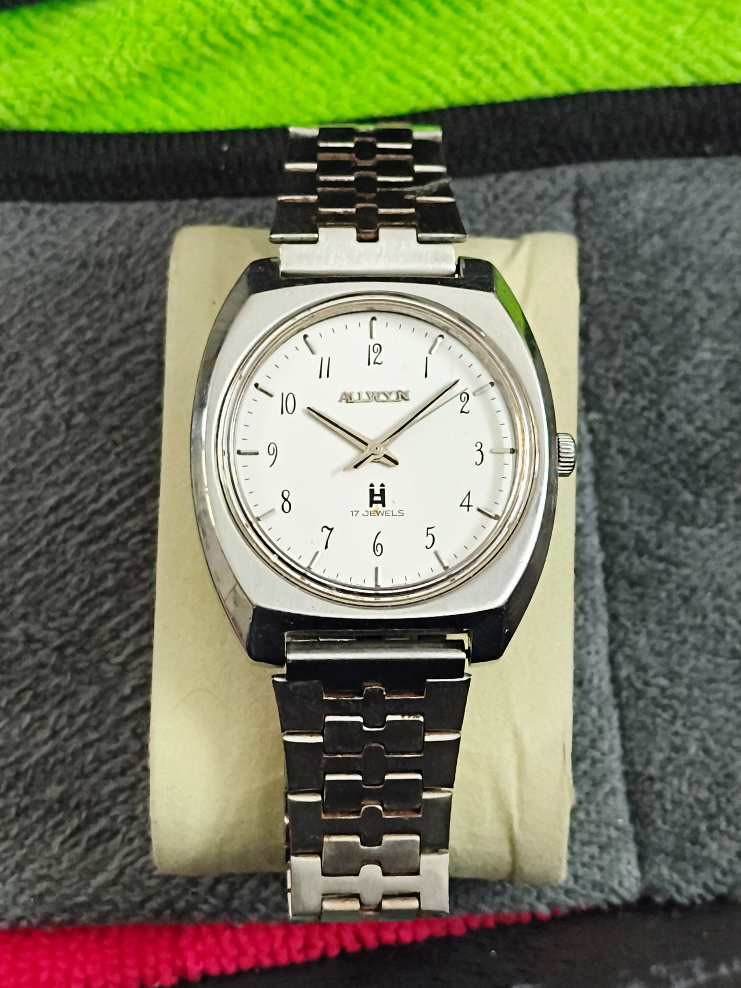 Allwyn Vintage Mechanical Hand-wound Watch with a White Dial