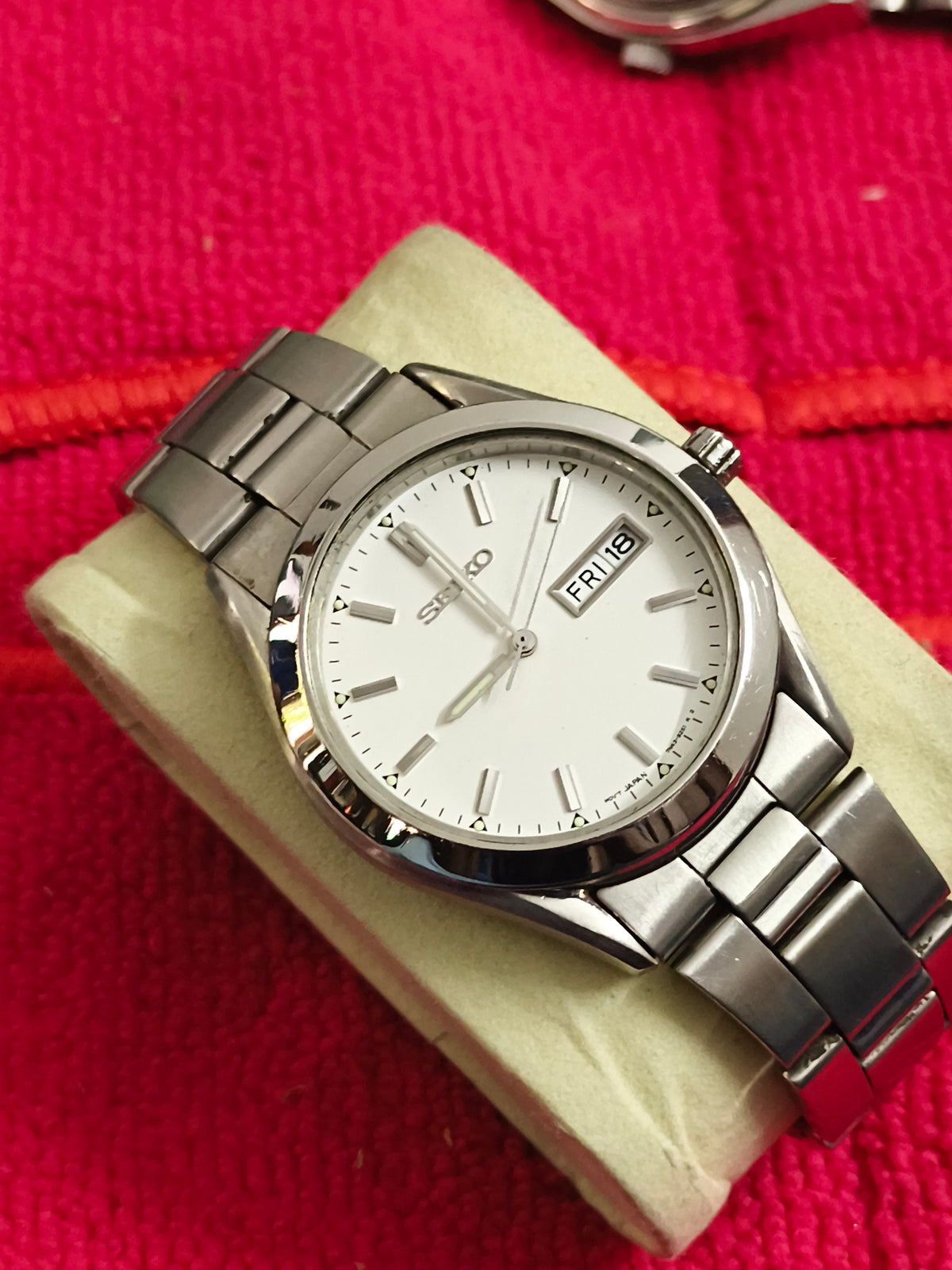 Seiko 5 Quartz Day Date Vintage Watch with a White Dial