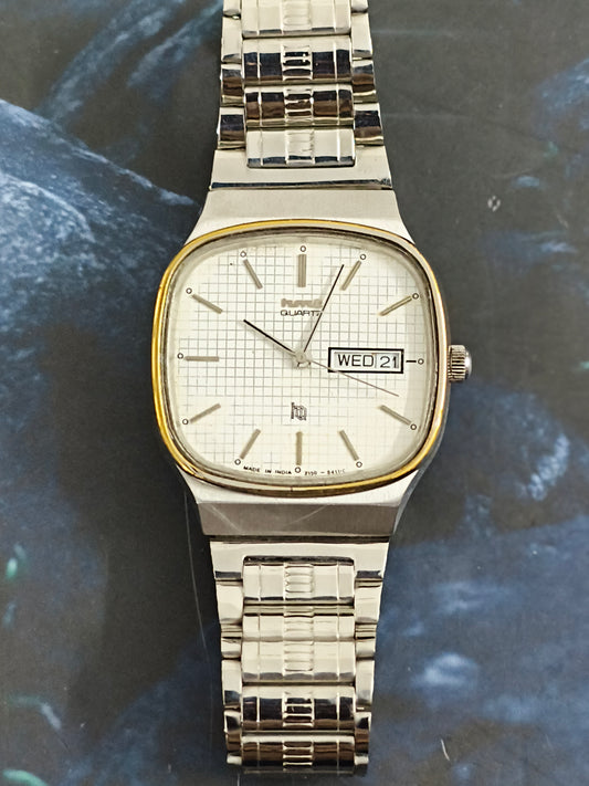 HMT HQ Quartz Neo-Vintage Watch with a White Graph Dial