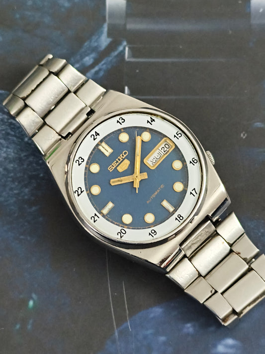 Seiko 5 Vintage Automatic Day Date Watch with a Midnight Blue Dial and White 24-H Bezel