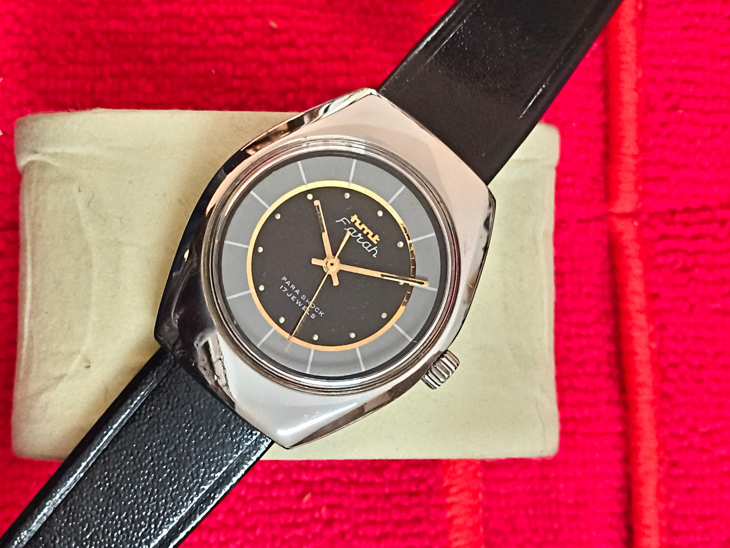 HMT Farah Hand-wound Neo-vintage Watch with a Dual-toned Dial