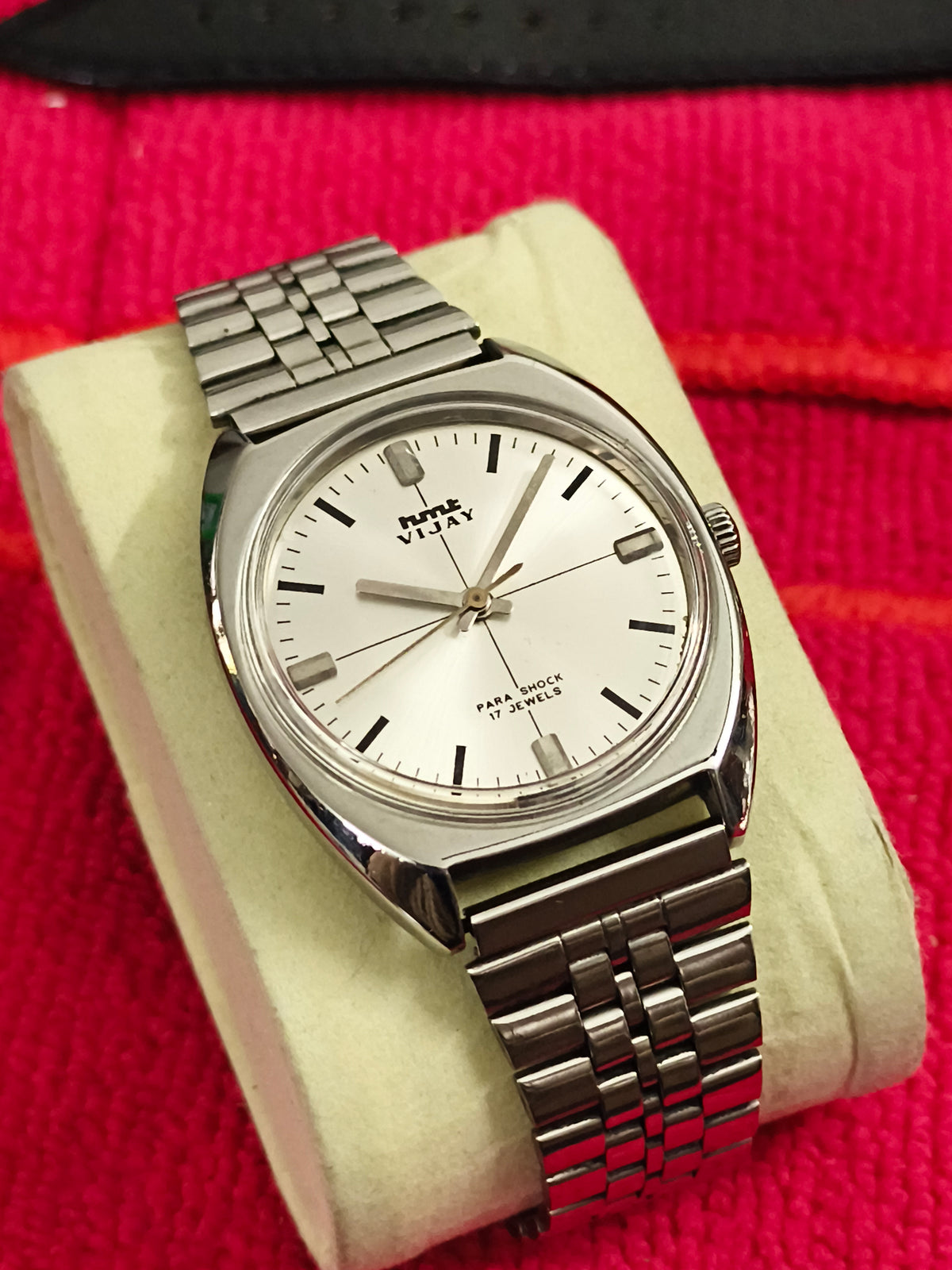 HMT Vijay Hand-wound Vintage Watch with a Silver-sunburst Finished Cross-hair Pattern Dial