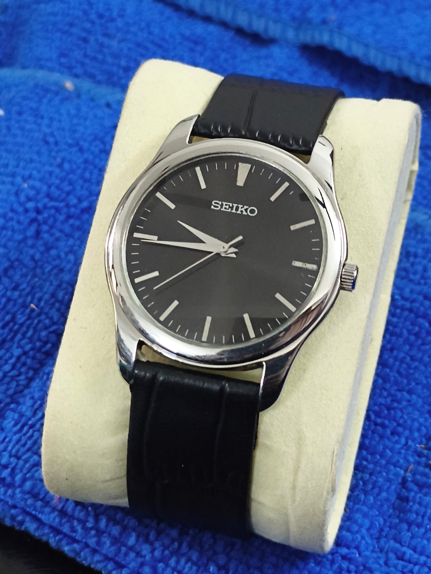 Seiko Vintage Ultra-thin Quartz Watch with a Black Dial