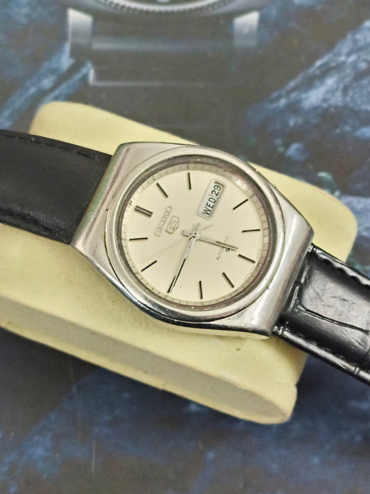 Seiko 5 Automatic Day Date Vintage Watch with a Silvery-white Dial