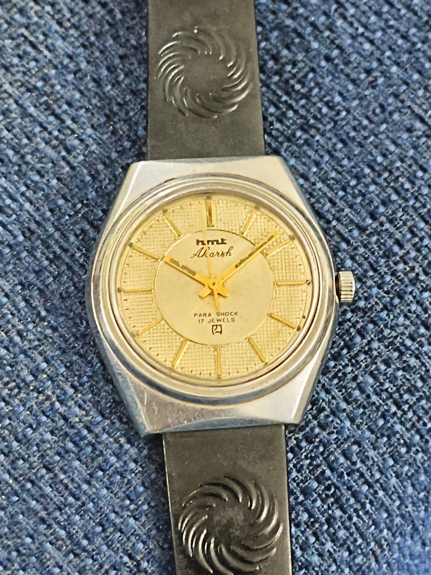 HMT Akarsh Hand-wound Vintage Watch with a Golden Dual-layer Dial