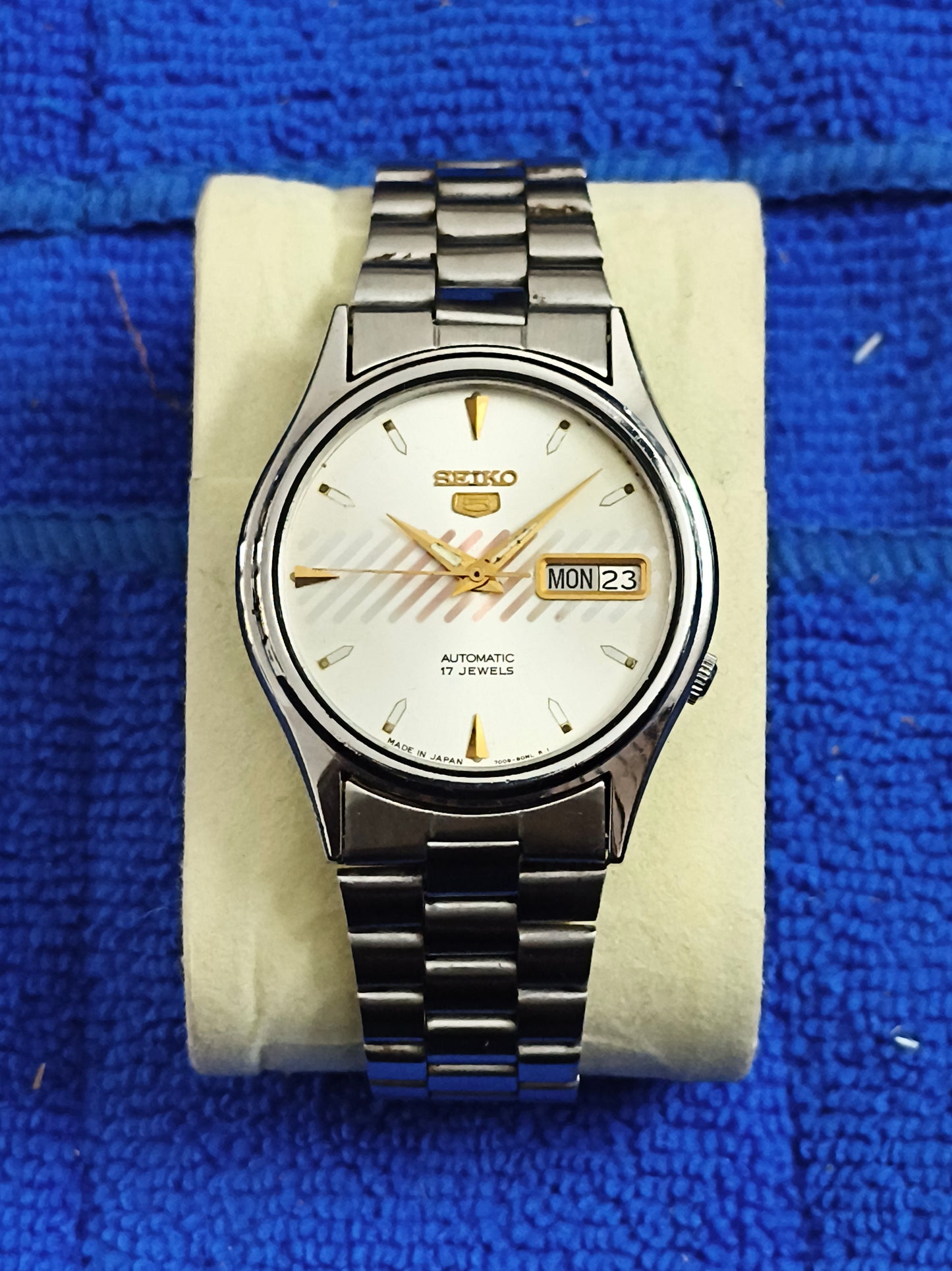 Seiko 5 Vintage Automatic Day Date Watch, White Dial with Diagonal Lines Pattern