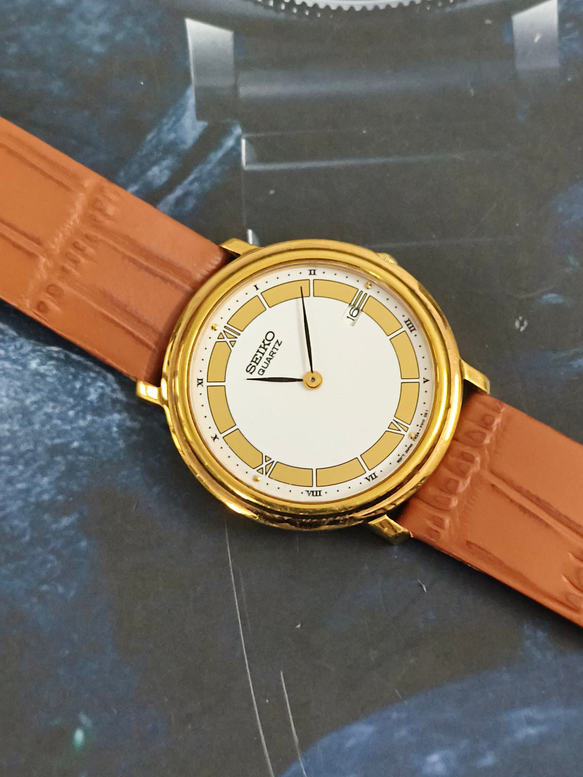 Seiko Quartz Ultra-thin Golden Watch with a Dual-tone Dial