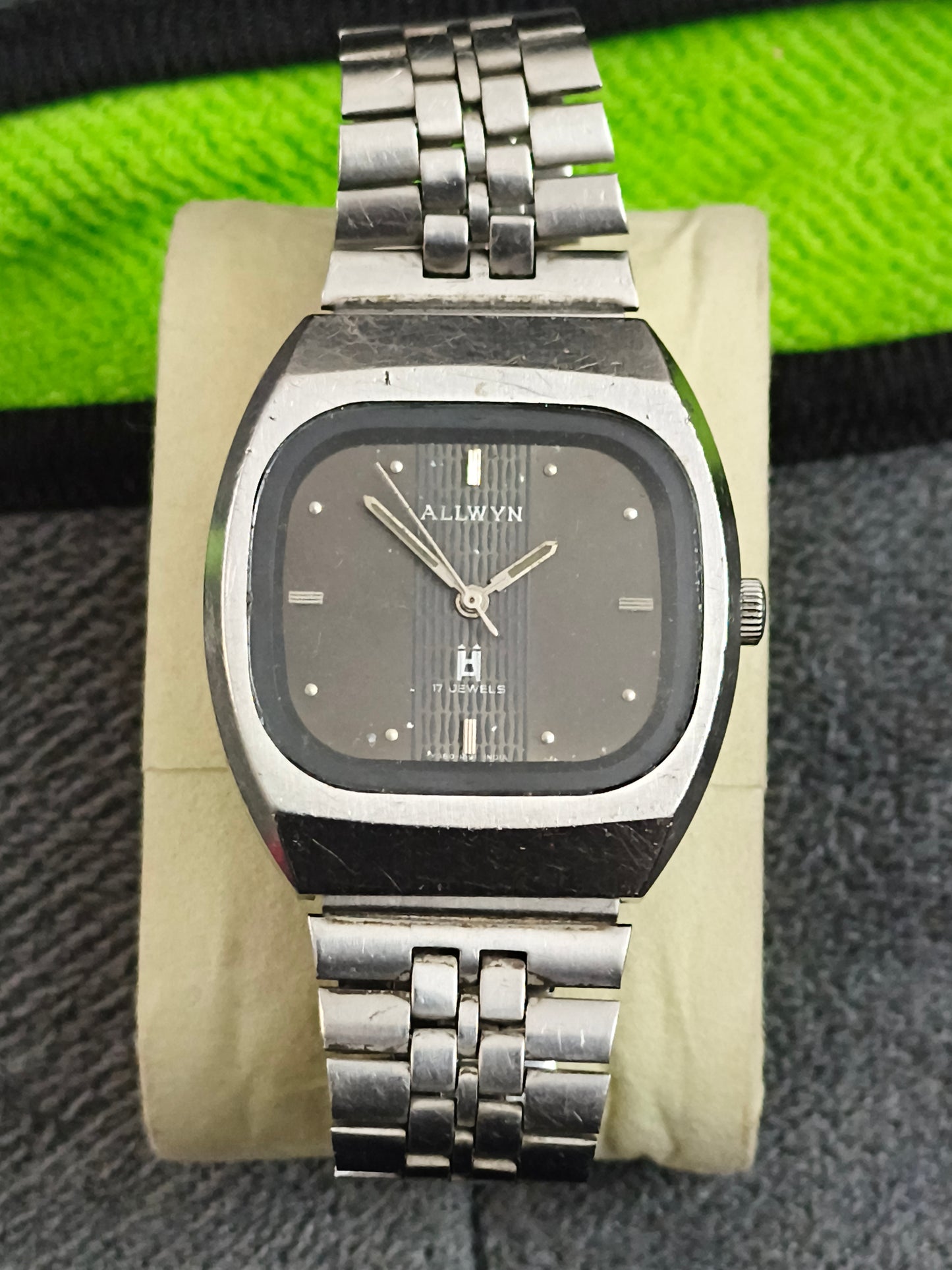 Allwyn Vintage Mechanical Hand-wound Watch with a Grey Vertical Stripes Pattern