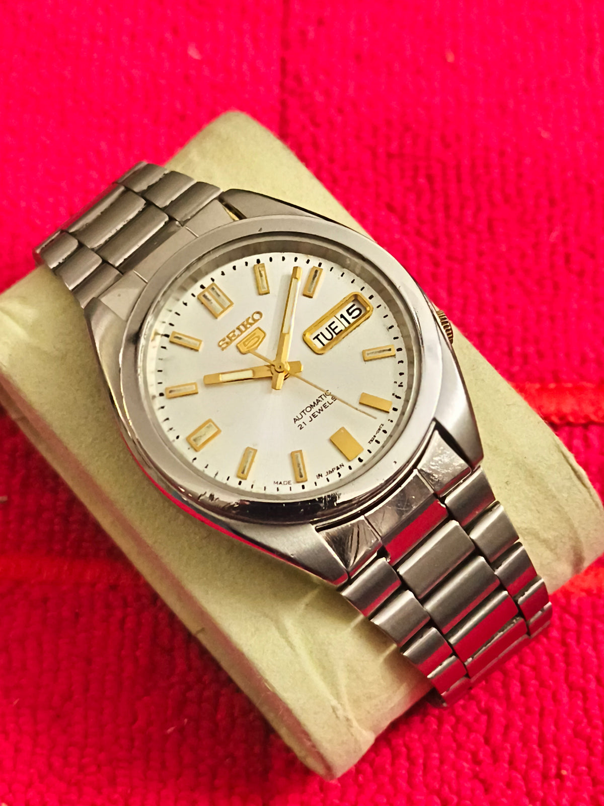 Seiko 5 Automatic Day Date Vintage Watch with a Silver-toned Dial (transparent case back)