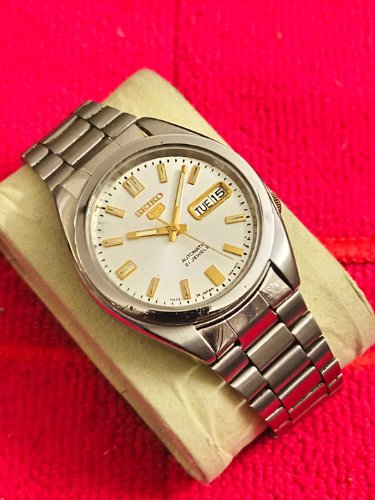 Seiko 5 Automatic Day Date Vintage Watch with a Silver-toned Dial (transparent case back)