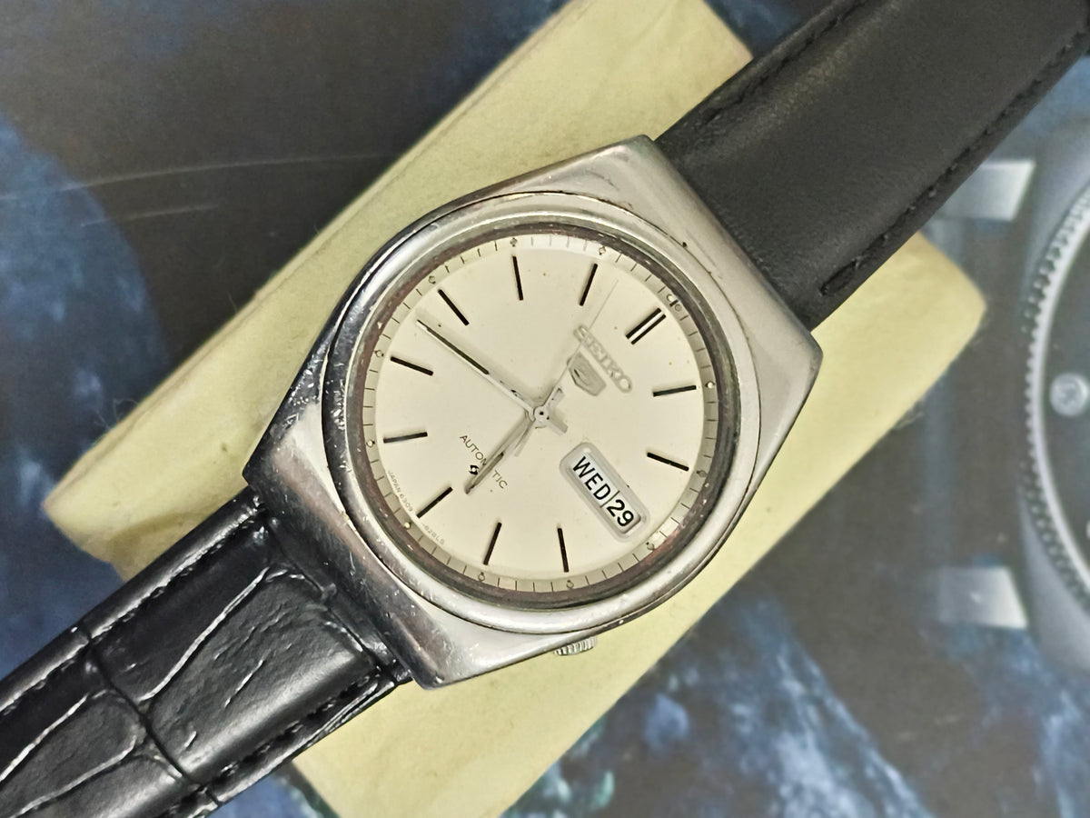 Seiko 5 Automatic Day Date Vintage Watch with a Silvery-white Dial