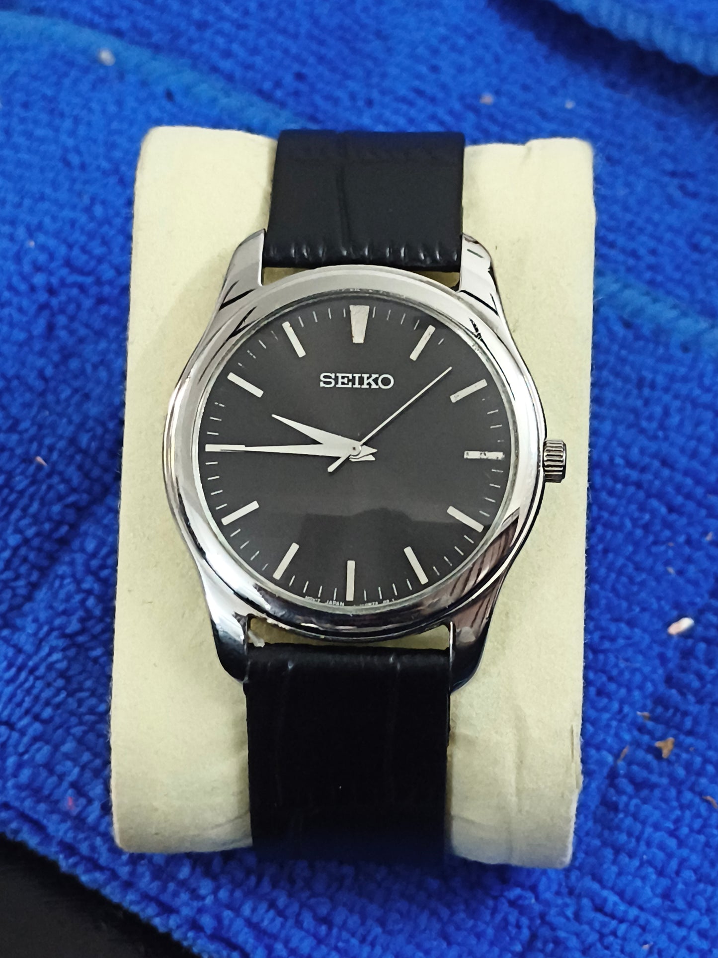 Seiko Vintage Ultra-thin Quartz Watch with a Black Dial