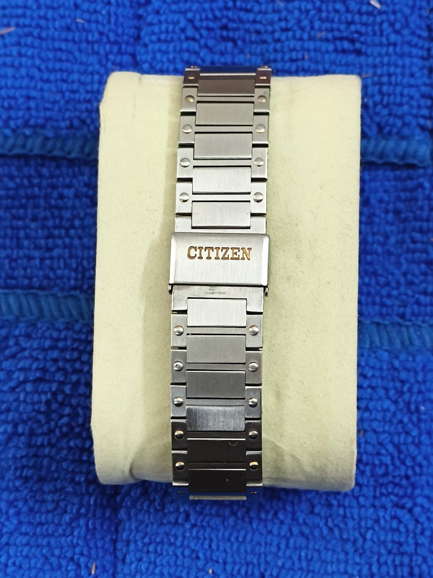 Citizen Vintage Quartz Watch with a White Clous de Paris Dial