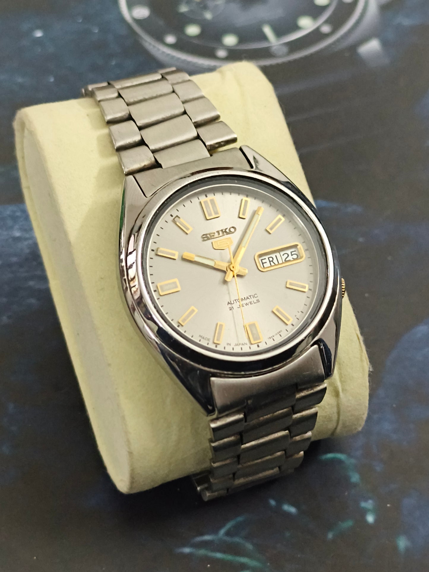 Seiko 5 Automatic Day Date Vintage Watch with a Grey Sunburst Dial, NOS/Mint Condition