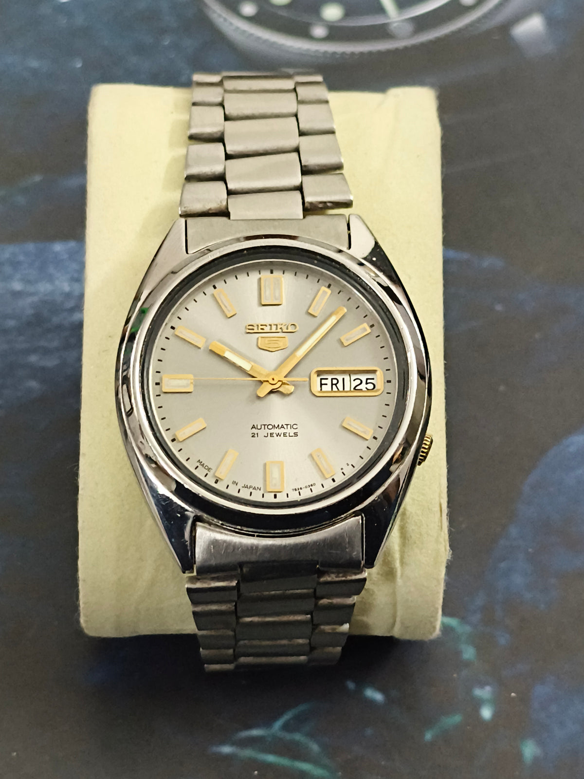 Seiko 5 Automatic Day Date Vintage Watch with a Grey Sunburst Dial, NOS/Mint Condition