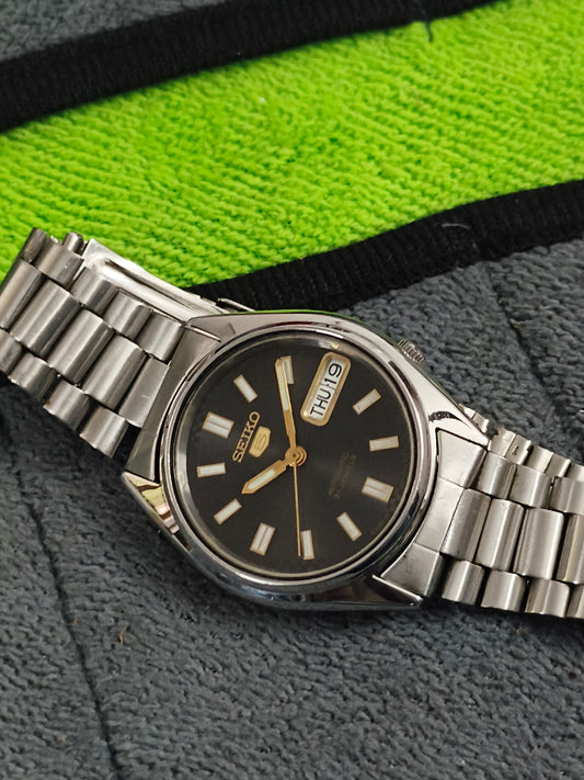 Seiko 5 Vintage Automatic Day Date Watch with a Black Dial with Lumed Hands and Indices
