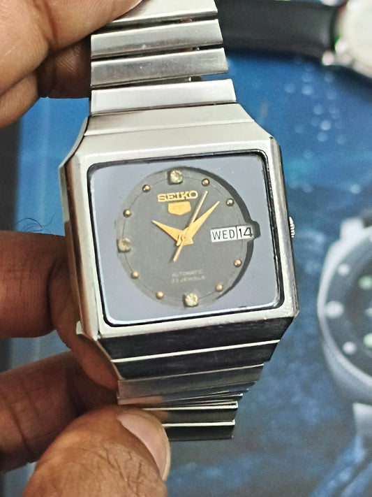Seiko 5 Automatic Vintage Watch with a TV-Shaped Case and Round Dark Grey Dial